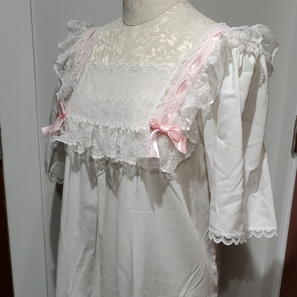Elegant White Lace Chemise with Pink Accents - Picture 3 of 9